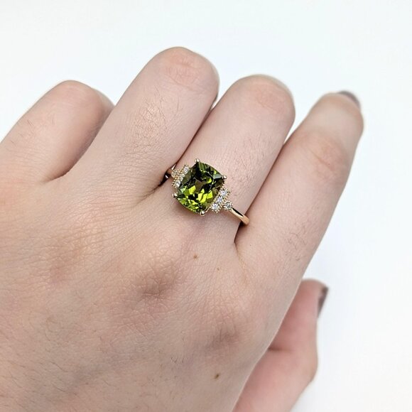 2.65cts Peridot Ring with Natural Diamond Accents in Solid 14K Gold - Picture 3 of 7